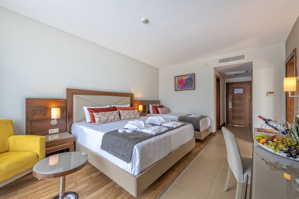 Standard Double Room (Land View) photo 3