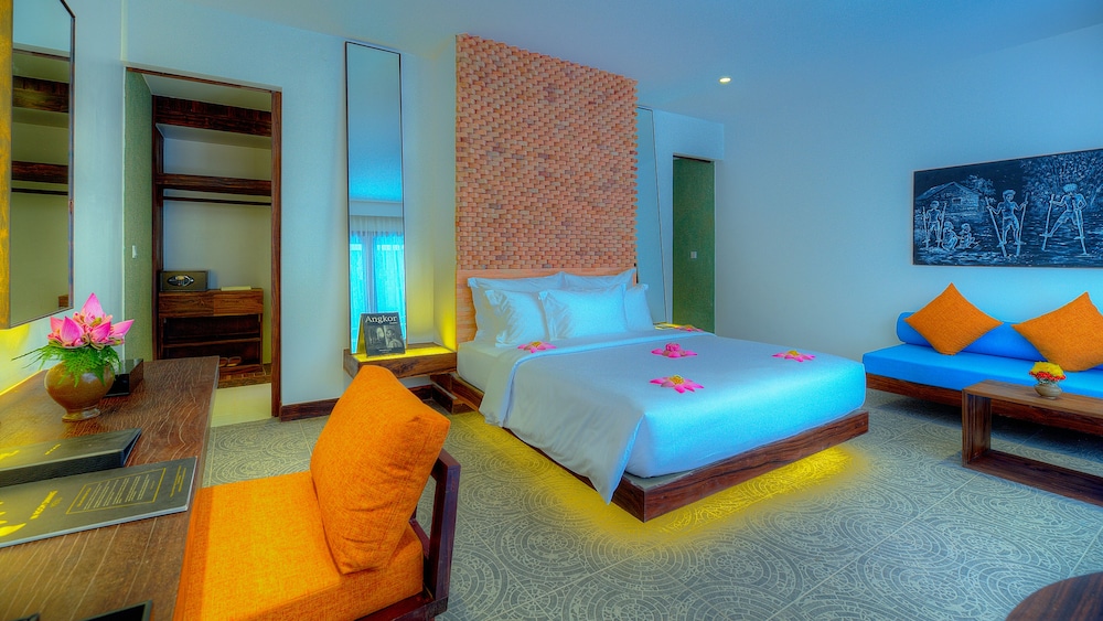 Premier Suite, 1 King Bed, Pool View photo 2