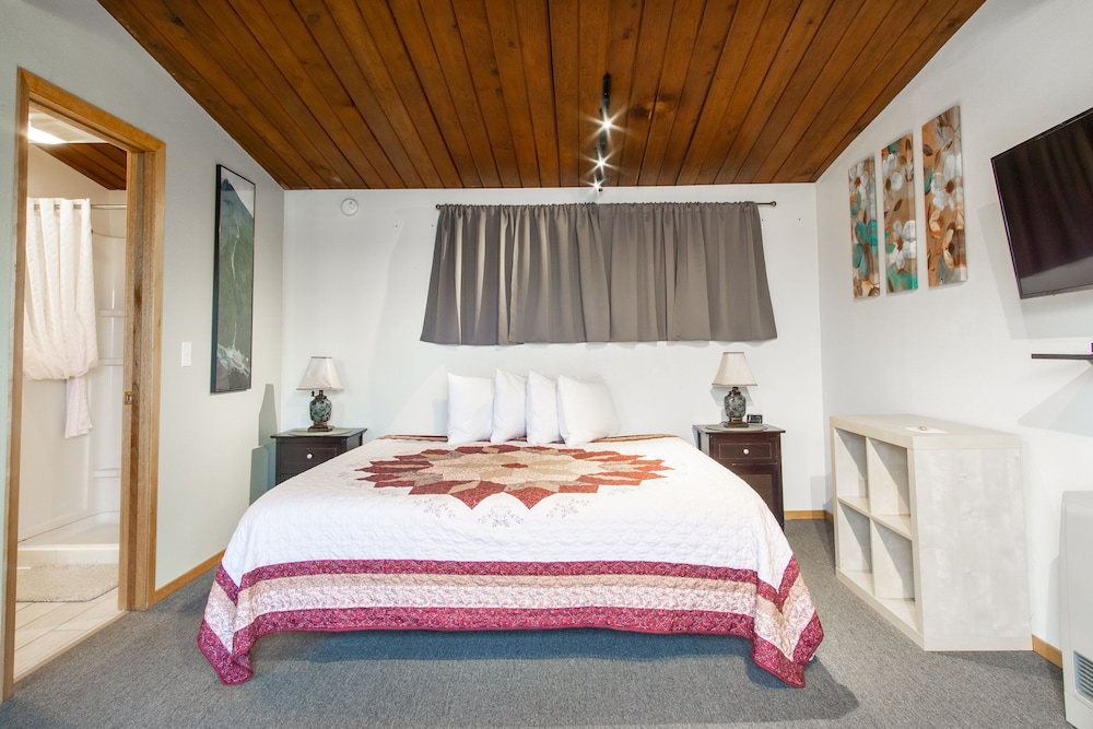 Premium Cabin, 1 King Bed photo 1