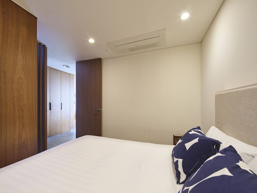 [Happy Together PKG] Blue Royal Family Suite + Breakfast