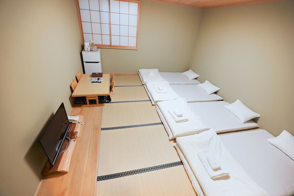 Room (402)