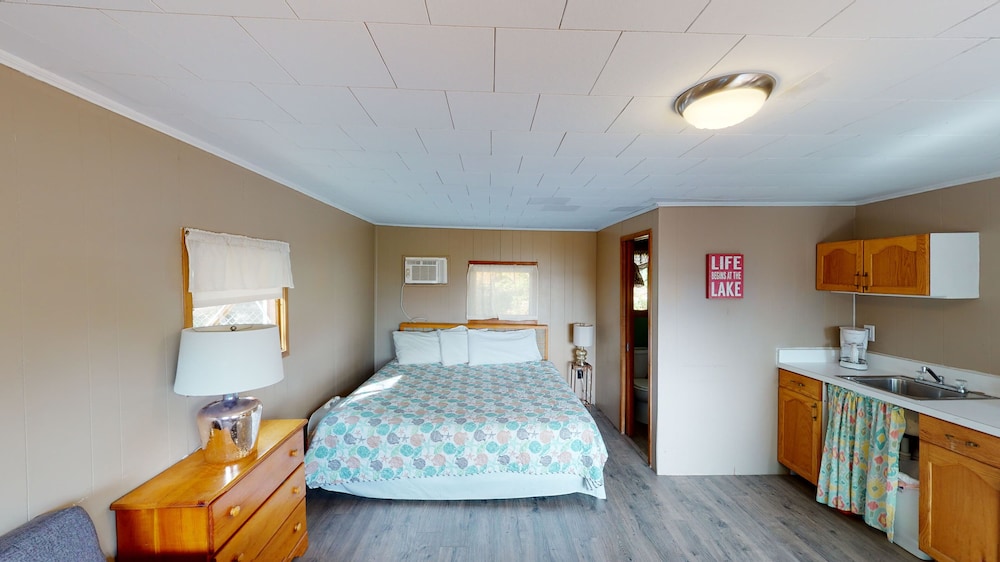 Standard Studio, 1 King Bed, Lake View (Cottage 10 or 11) photo 2
