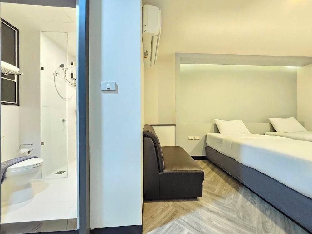 Deluxe Twin Room (No window) photo 2