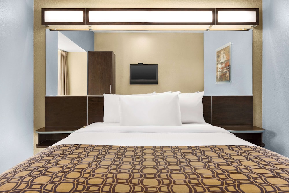 Room, 1 Queen Bed, Non Smoking - Photo 2