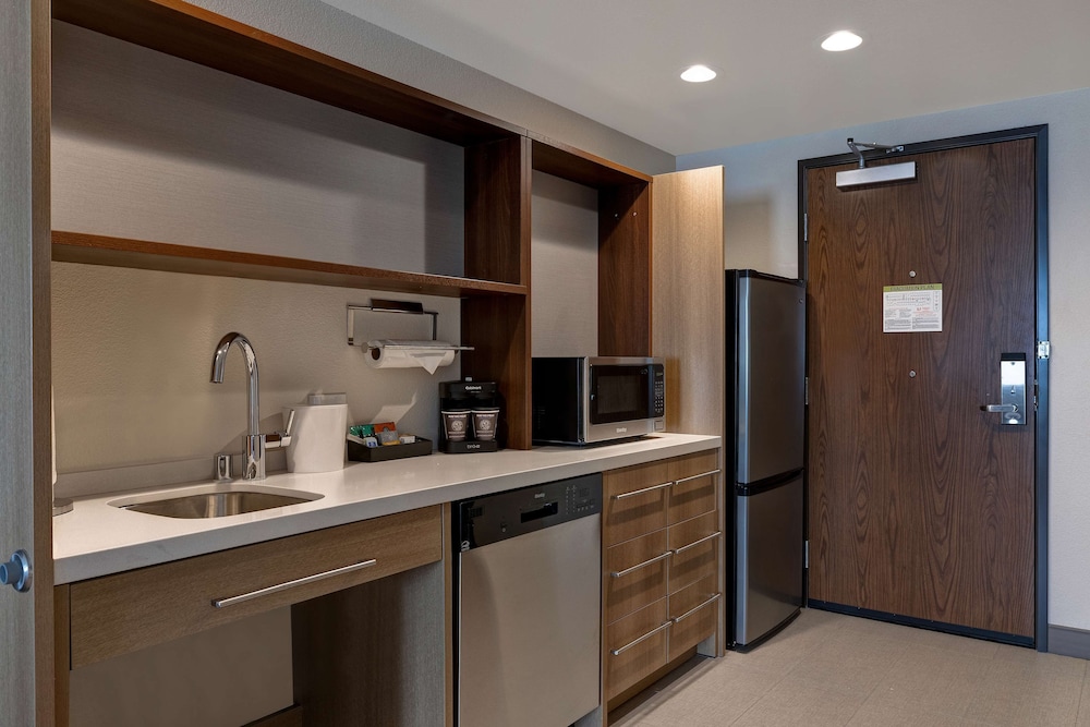 Studio, 2 Queen Beds, Accessible (Mobility & Hearing, Roll-in Shower) - Photo 2