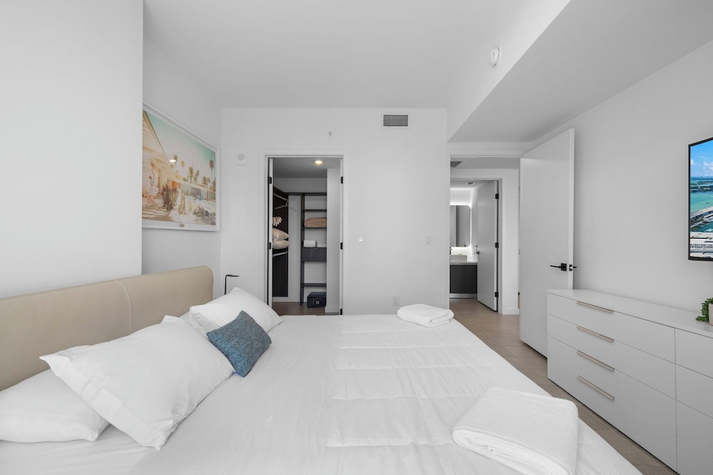 Deluxe Condo, 1 Bedroom, City View photo 3