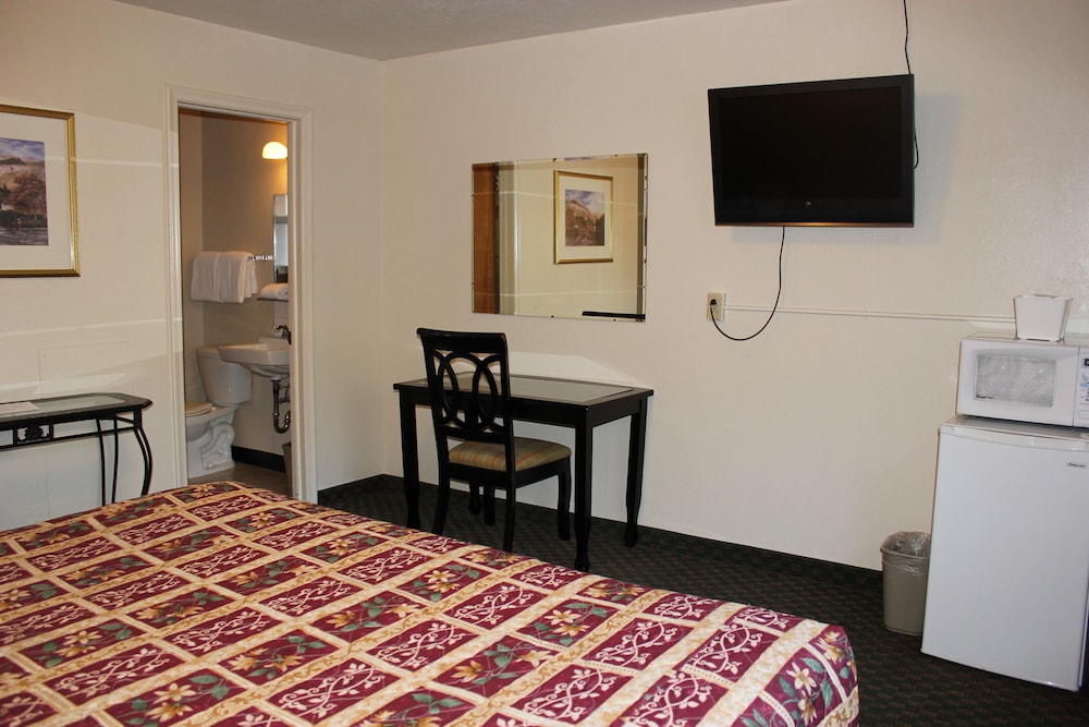 Basic Room, 2 Queen Beds photo 2