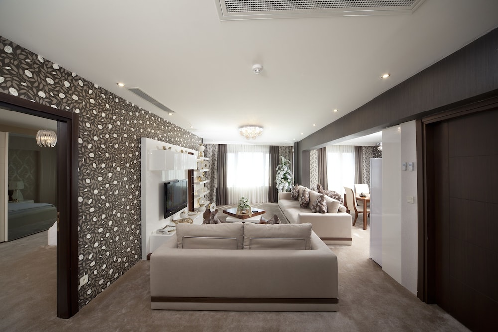 Royal Suite, 2 Bedrooms, 2 Bathrooms, City View photo 3