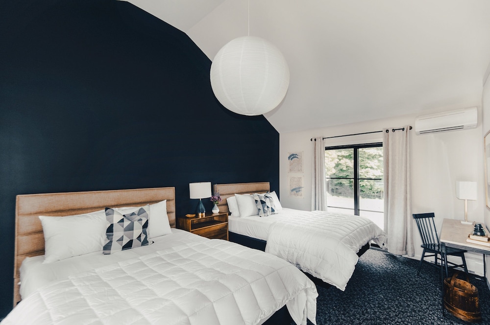 Deluxe Room, 2 Queen Beds, Hot Tub, Mountain View photo 2