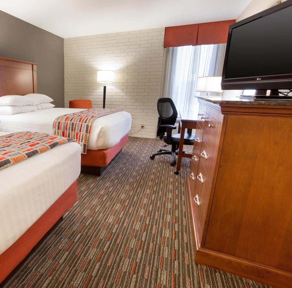 Deluxe Room, 2 Queen Beds, Refrigerator & Microwave photo 3