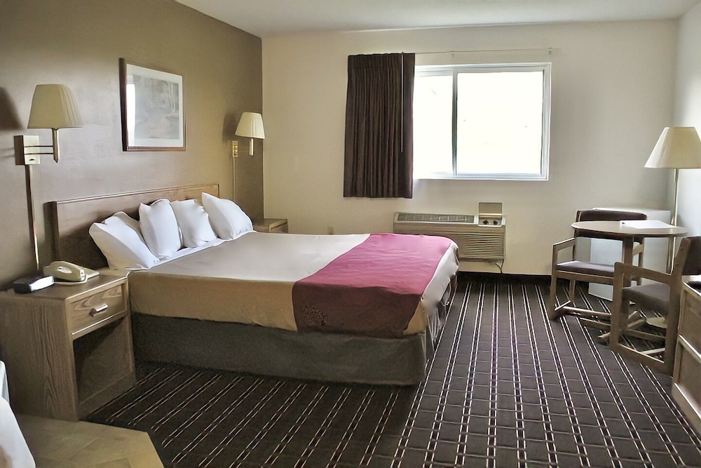 Basic Room, 1 King Bed, Accessible photo 3