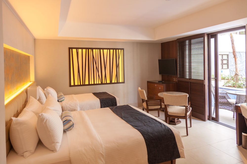 Deluxe w/ Direct Pool Access (East Wing - Main Roadside) photo 2