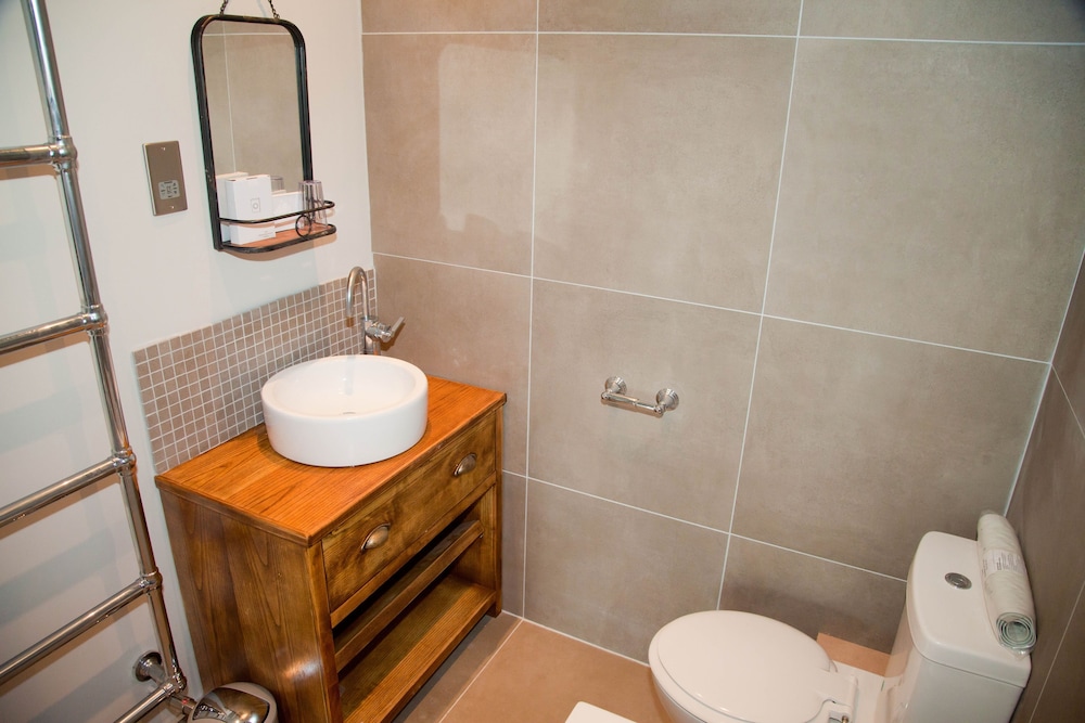 Superior Suite, Ensuite - Photo 5