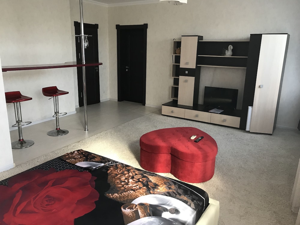 Studio, Jetted Tub