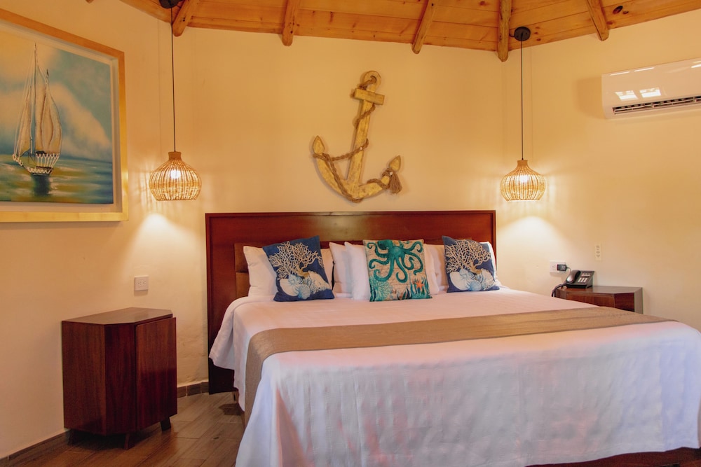 Traditional Cabin, 1 King Bed, Garden View