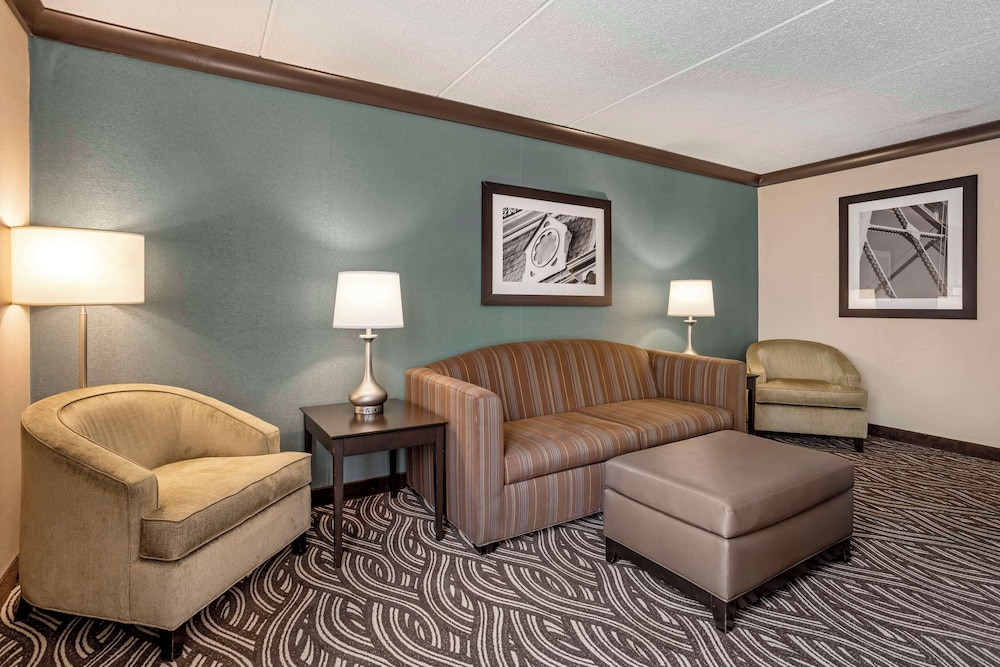 Suite, 1 King Bed, Non Smoking, Refrigerator & Microwave (With Sofabed) photo 1