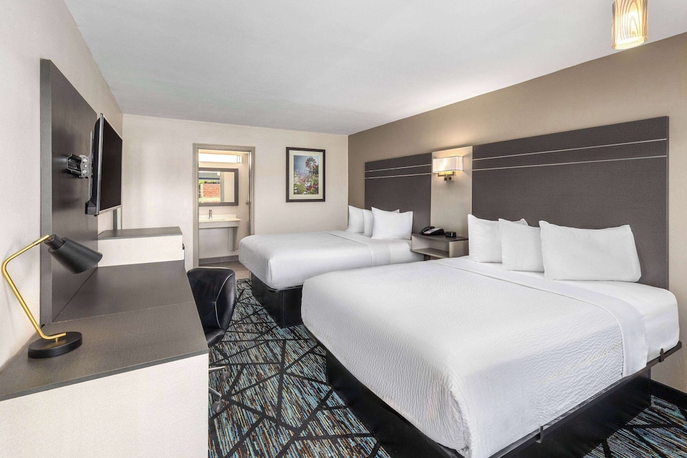 Room, 2 Queen Beds, Non Smoking - Photo 4