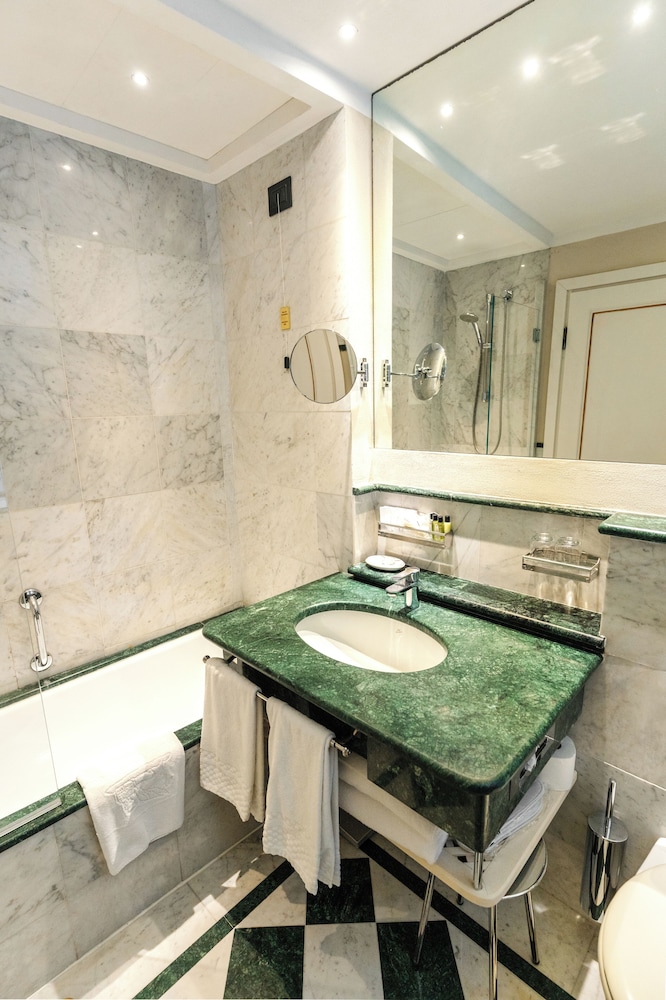 Classic Double or Twin Room - Photo 31