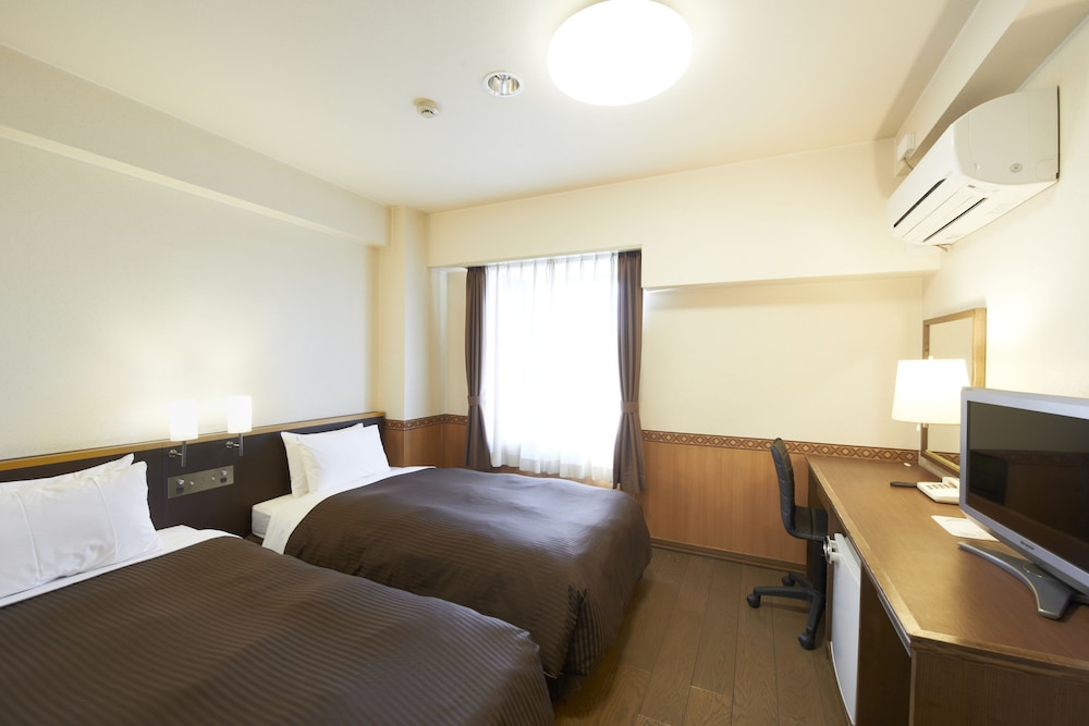 Economy Twin Room, 2 Twin Beds, Smoking - Photo 1