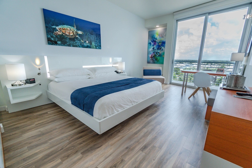 Suite, 1 King Bed, Balcony
