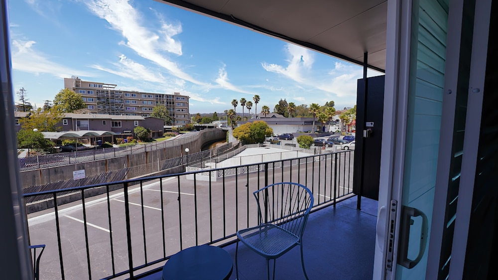 Newly Remodeled Room, King Bed, Balcony, Non-Smoking - Photo 3