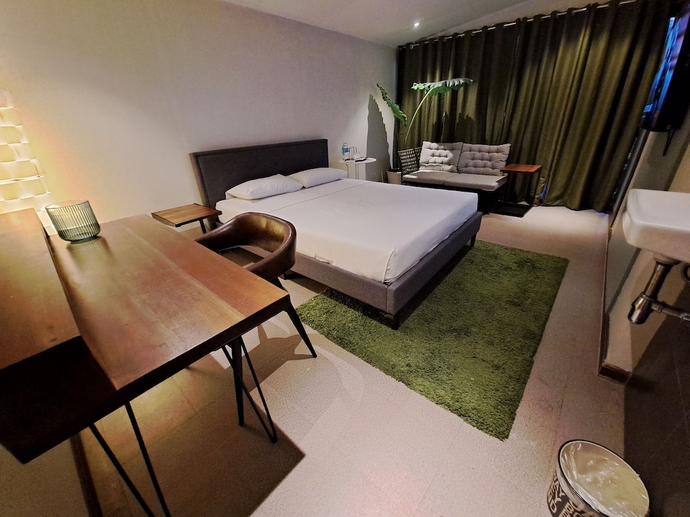 Premier Room, 1 Queen Bed, Non Smoking, Courtyard View