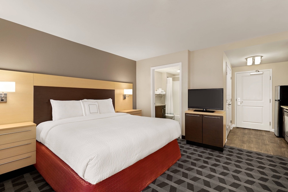 Studio, 1 Queen Bed (Mobility/Hearing Accessible, Tub) photo 1