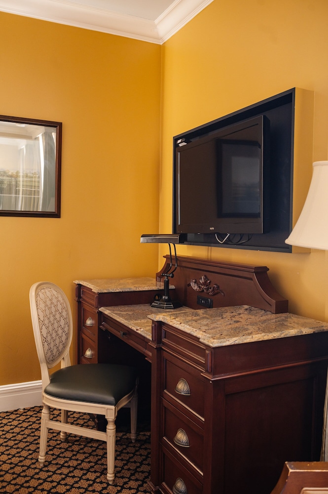 King Room (24/7 Front Desk) - Photo 5