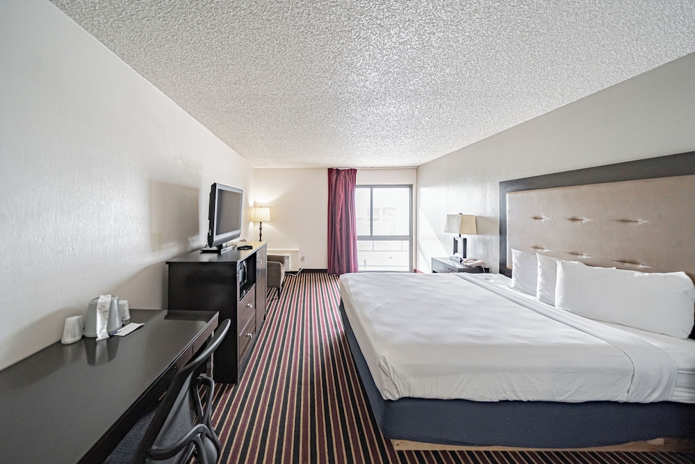 Standard Room, 1 King Bed, Non Smoking photo 1