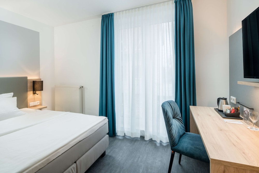 Business Room, 1 King Bed (Quiet Location) photo 2