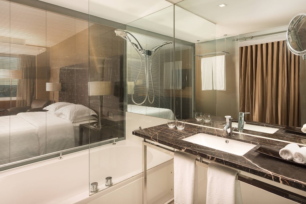 Premium Room, 1 Queen Bed (Pool Access) - Photo 6