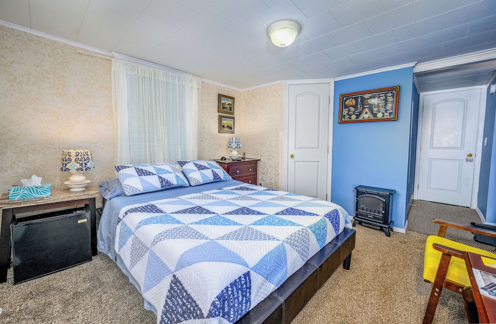 Blue Breeze - 1 Queen Bed, Private Bathroom photo 3