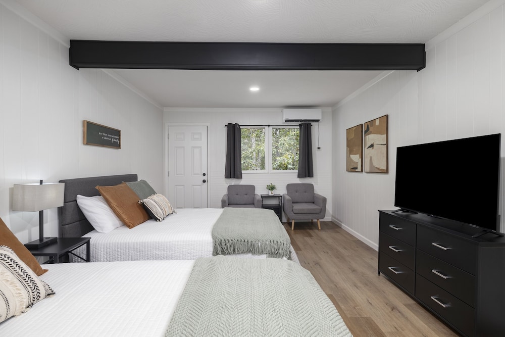Deluxe Studio Suite, 2 Queen Beds, Balcony, Valley View photo 1