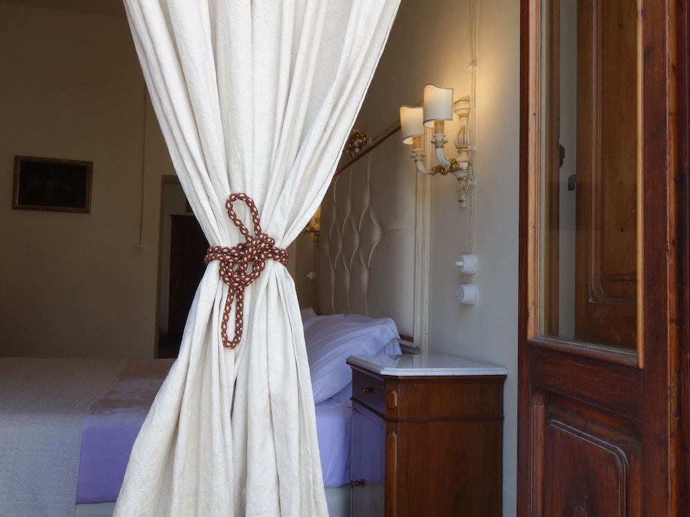 Deluxe Suite, 1 King Bed, Refrigerator, Executive Level photo 2