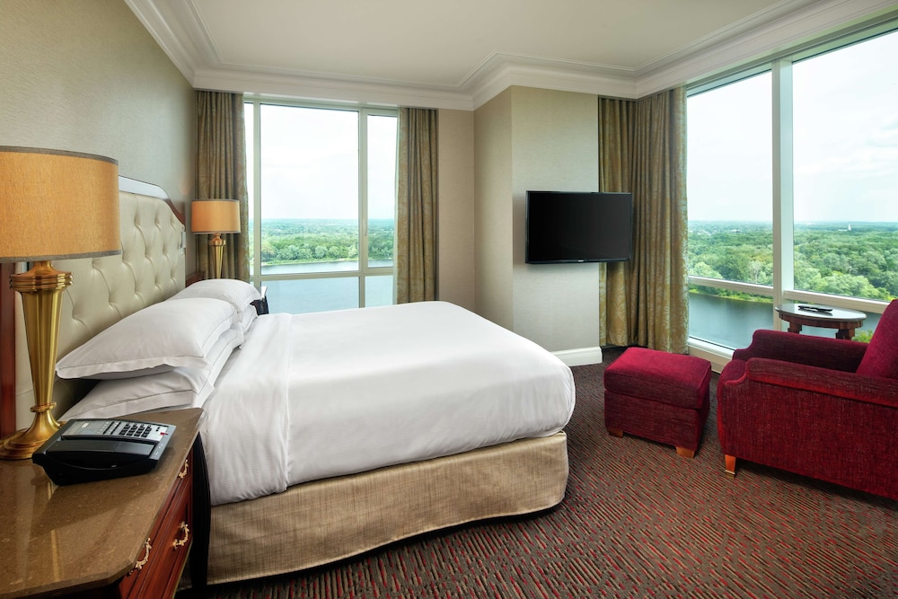 1 Bedroom Suite, 1 King Bed, Lake View - Photo 3