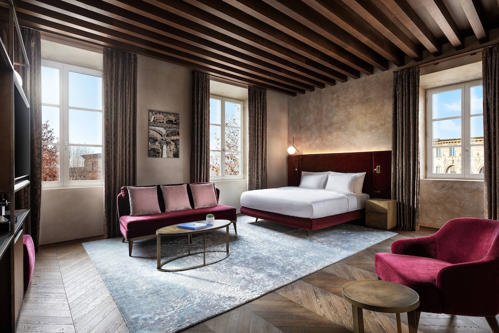 Junior Suite, 1 King Bed, City View
