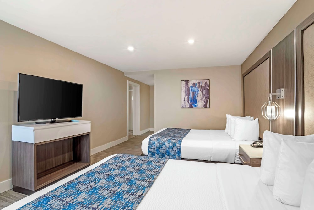 Suite, 2 Queen Beds, Non Smoking, Refrigerator & Microwave (with Sofabed) - Photo 3