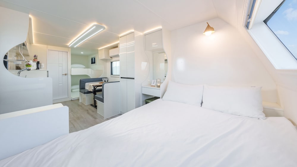 Basic Room, 1 Bedroom (Caravan 9(Ocean view)) photo 2