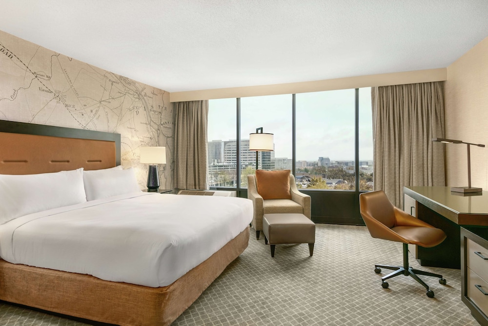 Premium Room, 1 King Bed, Kitchen - Photo 1
