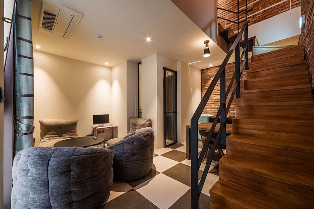 Suite - Party Room photo 2