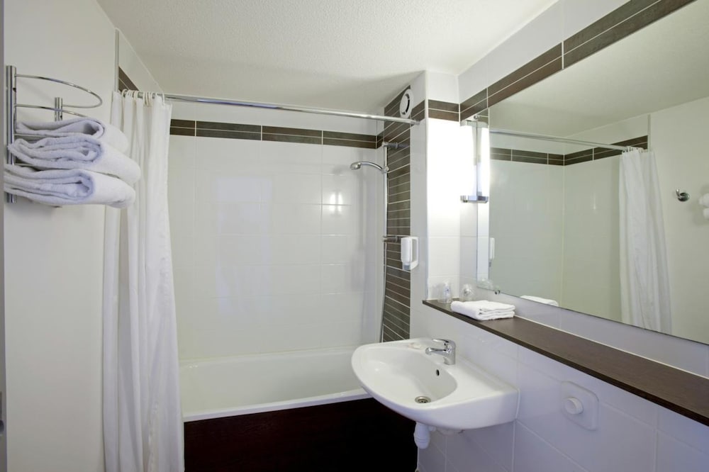 Standard Room, 1 Queen Bed, Non Smoking, Bathtub photo 3