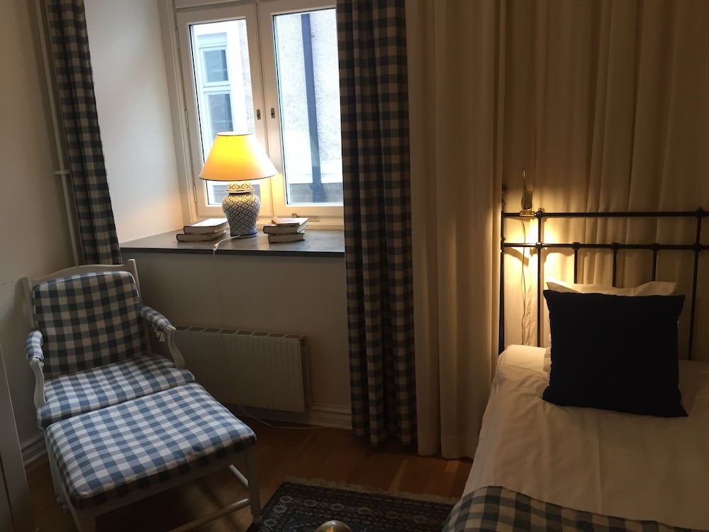 Single Room (with a Walk)