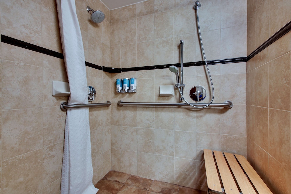 Deluxe Room, 2 Queen Beds, Accessible, Refrigerator & Microwave (Roll in Shower, Upper Floor)