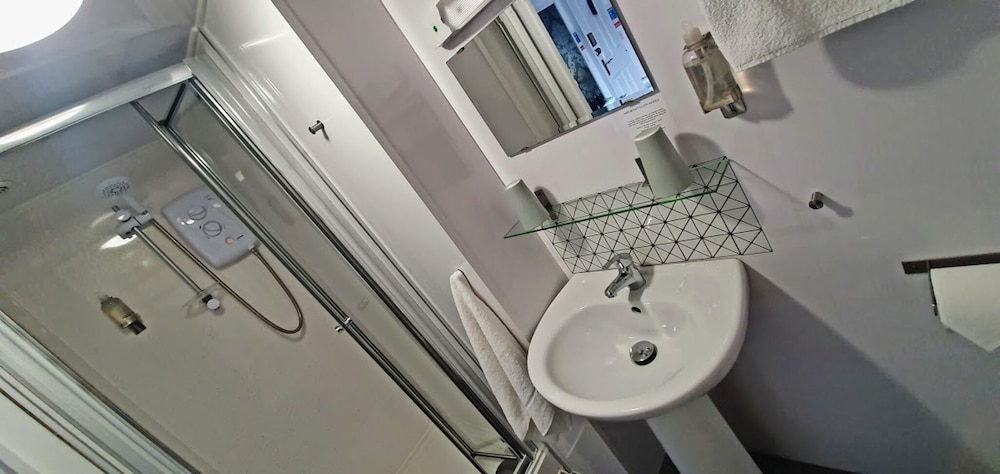 Double Room, Ensuite - Photo 12