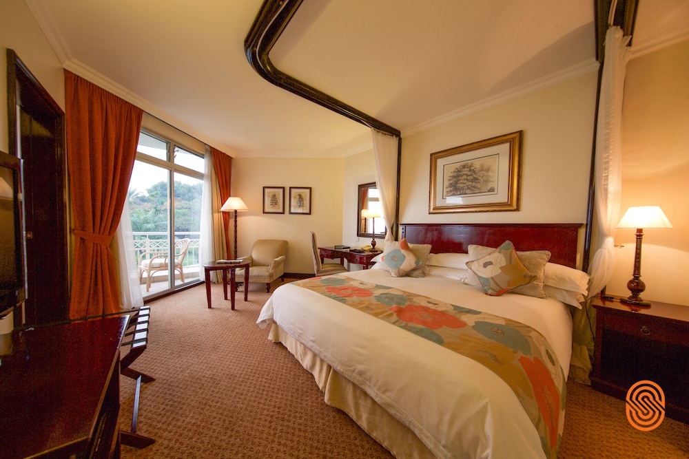 Junior Suite, 1 King Bed, Lake View photo 2