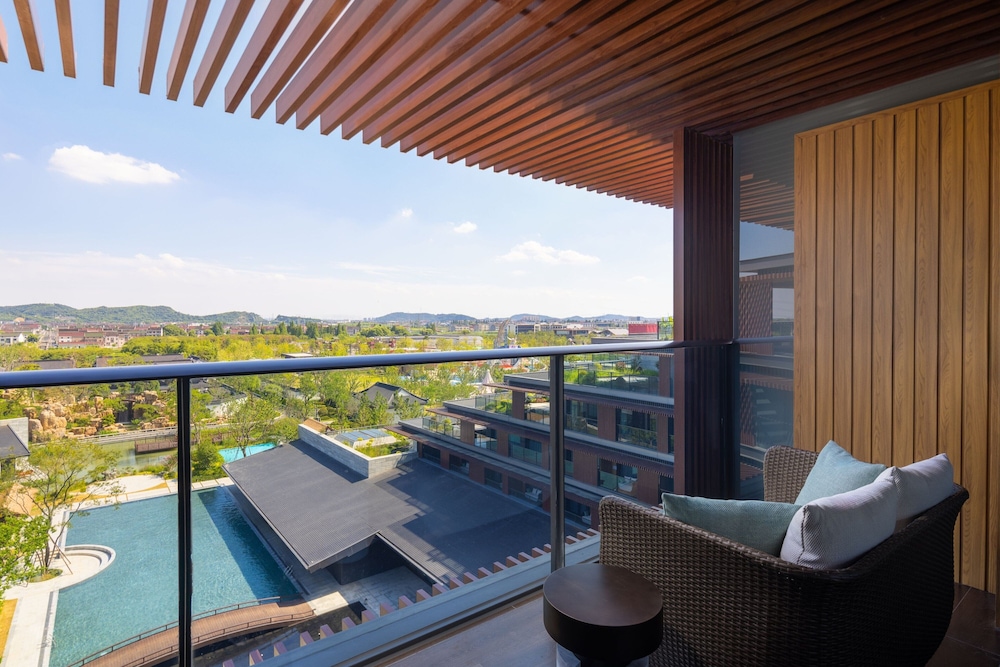 Executive Room, 1 King Bed, Balcony, Garden View photo 2