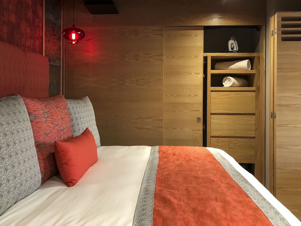 1 Bed 1 Bath Partial Ocean View Corner Suite