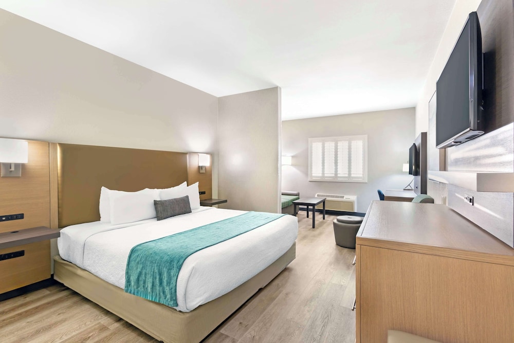Suite, 1 King Bed, Accessible, Non Smoking (with Sofabed) - Photo 1