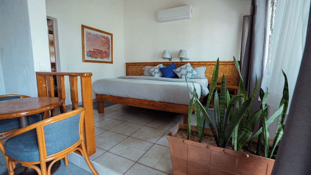 Premium Room, 1 King Bed - Photo 3