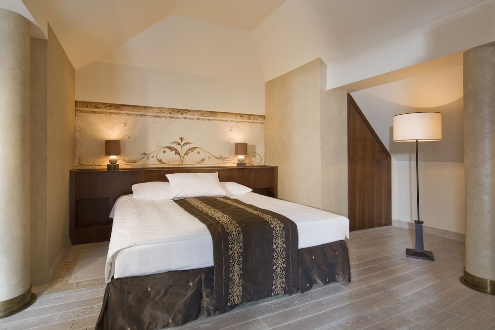 Deluxe Room, 1 King Bed photo 2